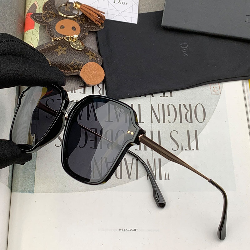 Dior CD8210 Shaded Square Sunglasses In Grey