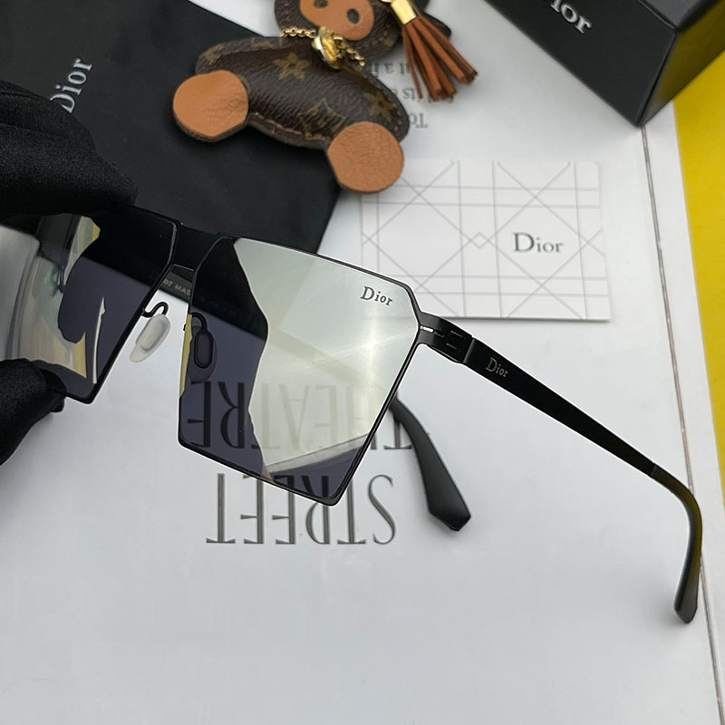 Dior D5543 Oversized Square Sunglasses In Black