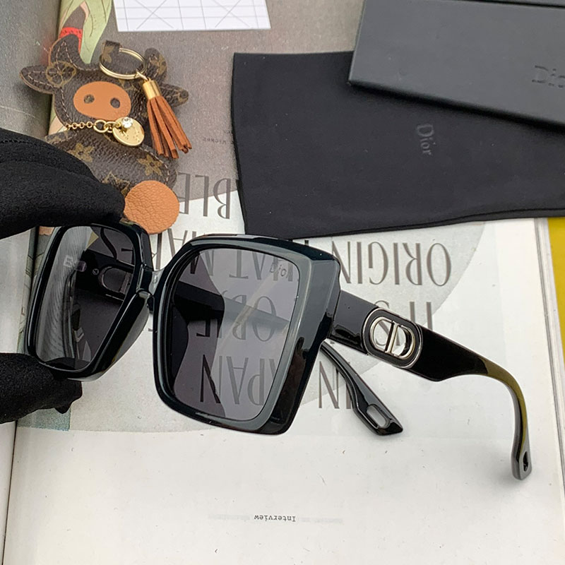 Dior D7627 Oversized Square Sunglasses In Black