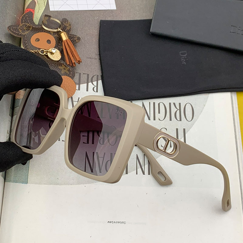 Dior D7627 Oversized Square Sunglasses In Khaki