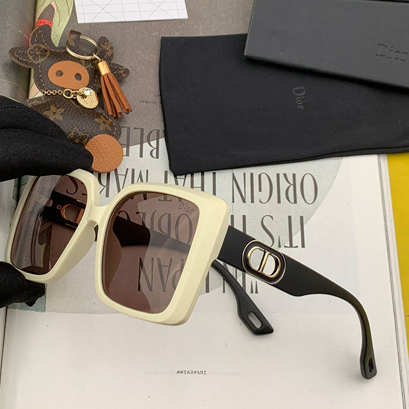 Dior D7627 Oversized Square Sunglasses In Yellow