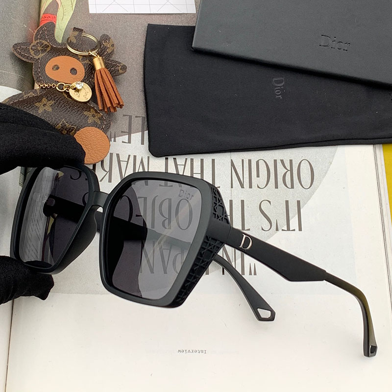 Dior D7732 Square Sunglasses In Black